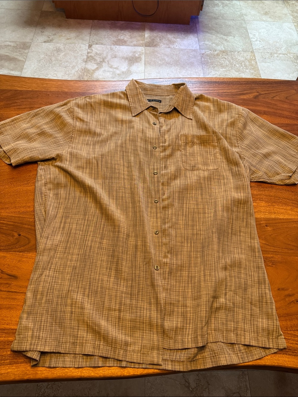 Casual Short-Sleeve Button-Down Shirt in Light Brown Plaid